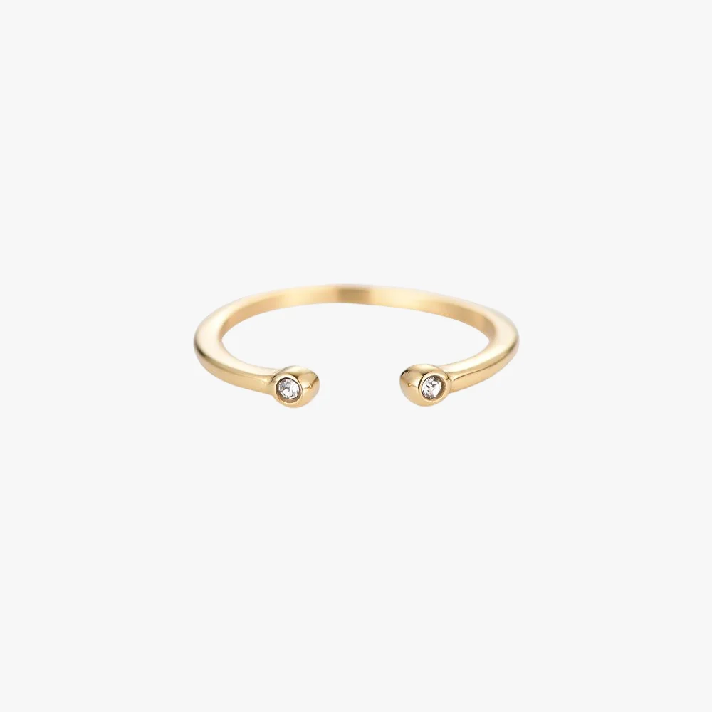 Offener Zirkonia-Ring aus Edelstahl in Gold auf weißem Hintergrund