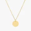 Goldene Edelstahlkette mit rundem gravierbarem Plättchen-Anhänger auf weißem Hintergrund