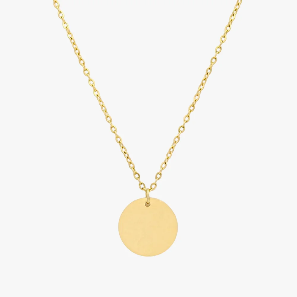 Goldene Edelstahlkette mit rundem gravierbarem Plättchen-Anhänger auf weißem Hintergrund