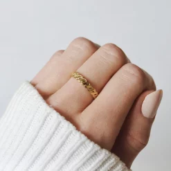 Goldener Wellen Ring aus Edelstahl – größenverstellbar, getragen an einer Frauenhand