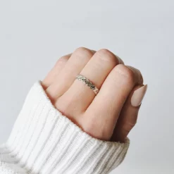 Silberner Wellen Ring aus wasserfestem Edelstahl – getragen an Frauenhand