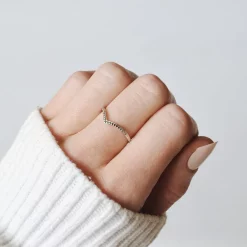 Filigraner Edelstahlring in Silber mit Bergspitzen-Design, getragen am Mittelfinger