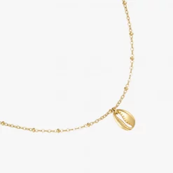 Goldene Kaurimuschel Kette aus Edelstahl – wasserfest, schräg auf hellem Hintergrund fotografiert