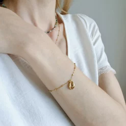 Detailansicht der Kaurimuschel aus Edelstahl auf maritimem Armband